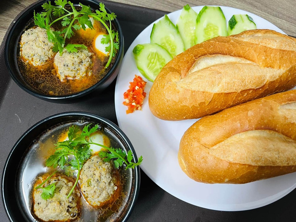 Bánh mì xíu mại bắt nguồn từ Á Đông nhưng được thay đổi hương vị phù hợp với người Việt